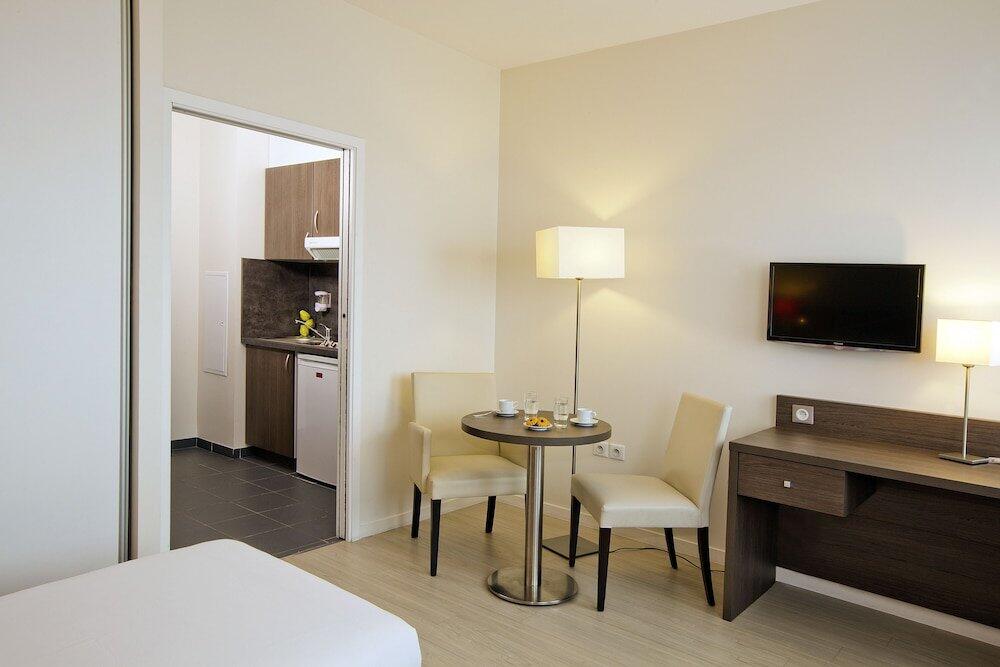 Foto de una habitación de Aparthotel Residhome Reims Centre