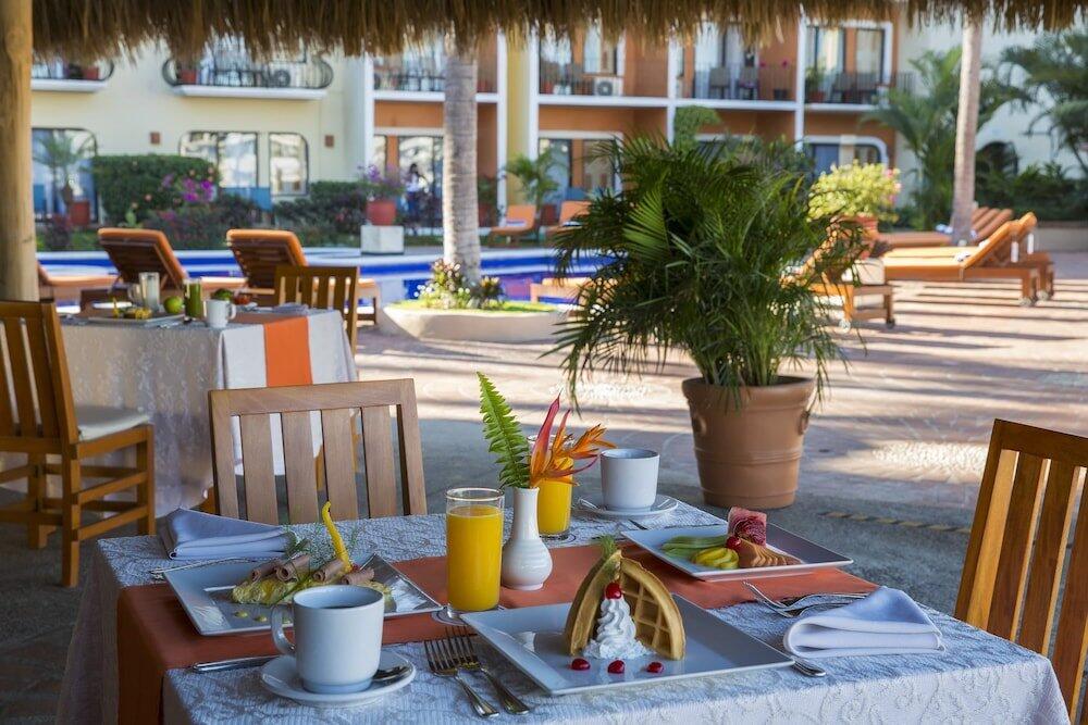 Foto de restauración de Flamingo Vallarta Hotel &amp;amp; Marina