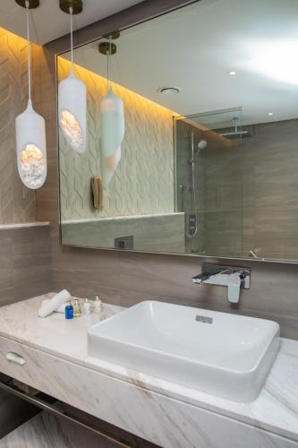 Foto del baño de Radisson Blu Hotel &amp;amp; Resort, Abu Dhabi Corniche
