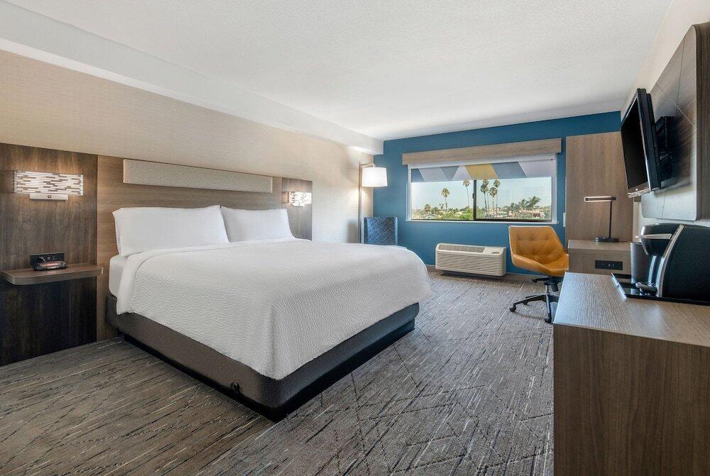 Foto de una habitación de Holiday Inn Express San Diego South - National City, an IHG Hotel