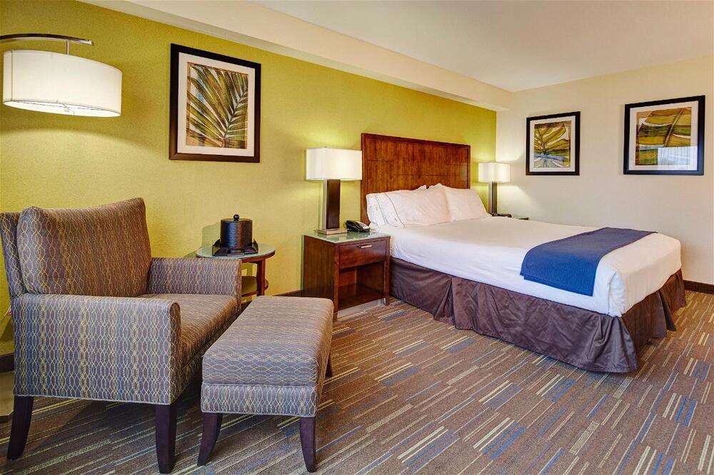 Foto de una habitación de Holiday Inn Express San Diego South - National City, an IHG Hotel