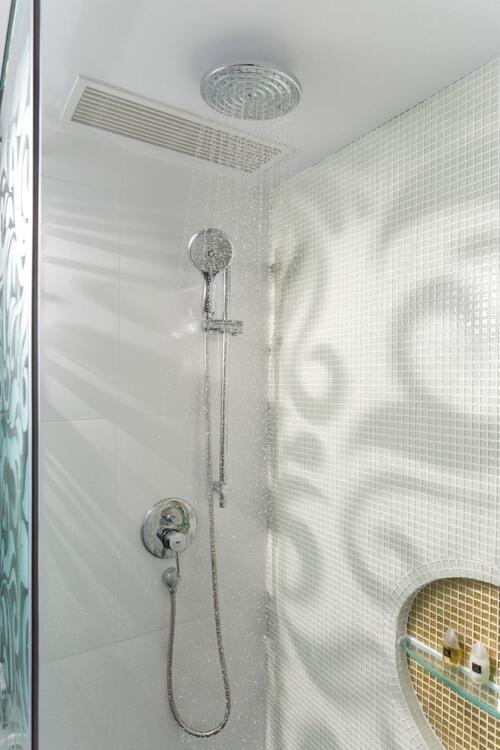 Foto del baño de Hotel The Luxe Manor