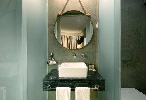 Foto del baño de Aparthotel Dalma Old Town Suites