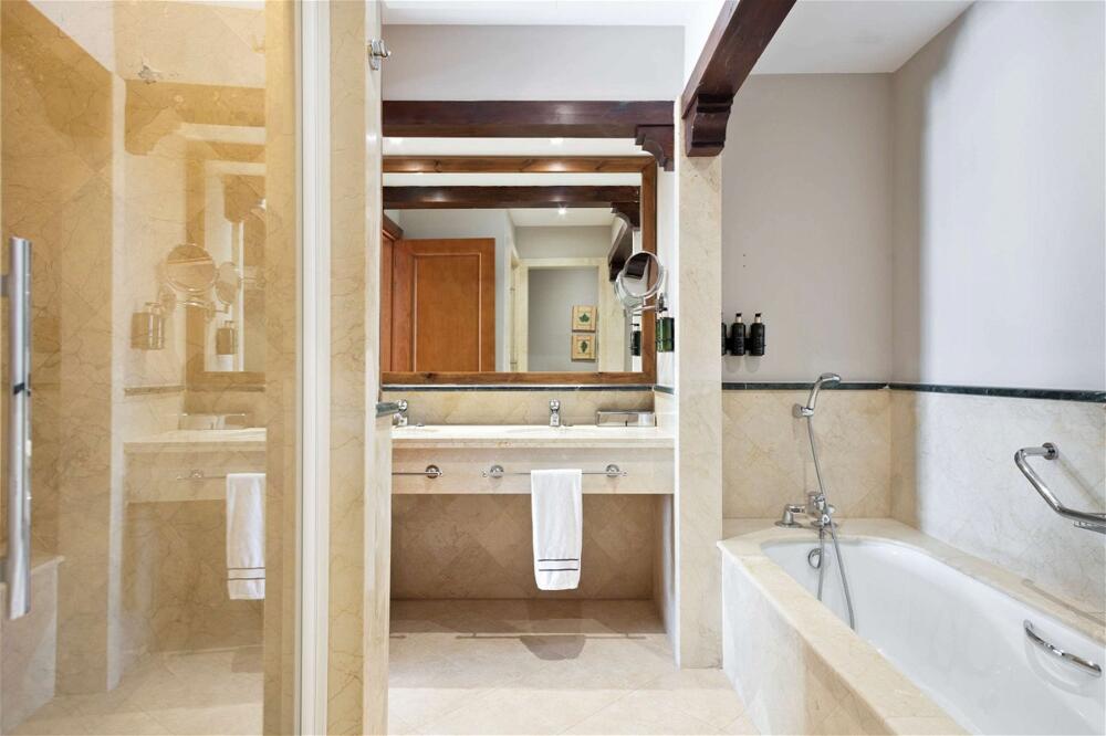 Foto del baño de The Level at Meliá Villaitana