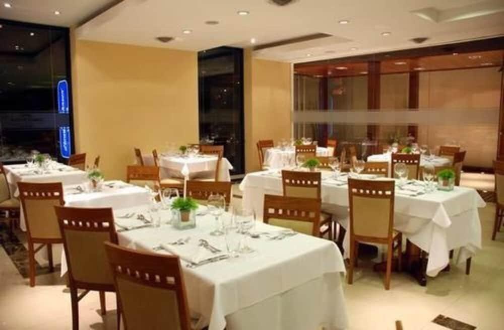 Foto de restauración de Howard Johnson Villa María Hotel y Casino