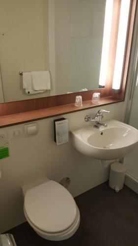 Foto del baño de Hotel Campanile Montluçon ~ Saint-Victor