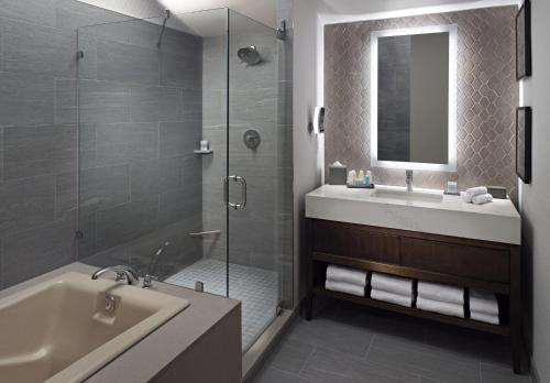 Foto del baño de Omni Charlotte Hotel