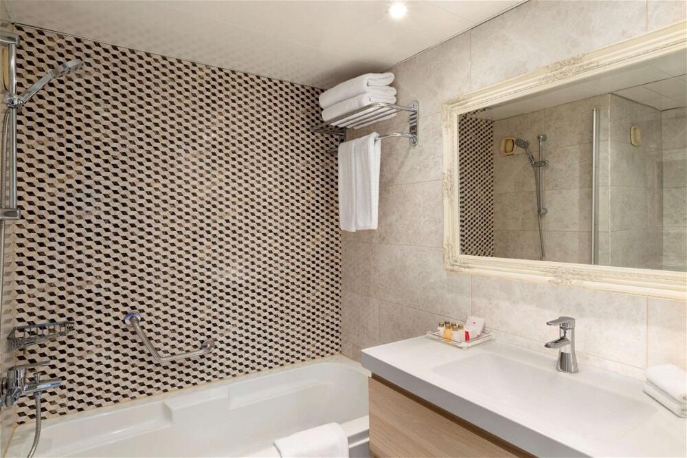 Foto del baño de Hotel Ramada by Wyndham Sofia City Center