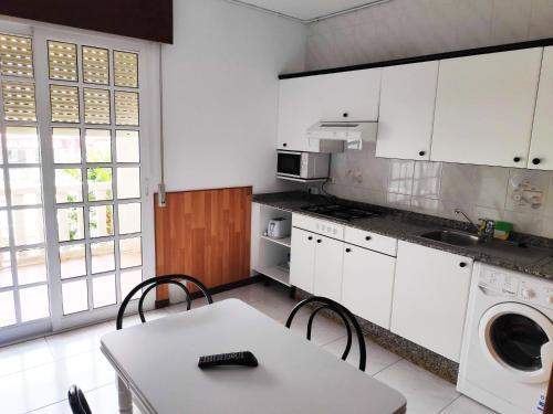 Foto de una habitación de Apartamentos Playa de la Lanzada 3000