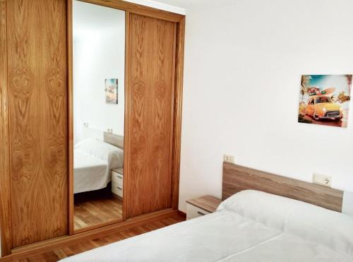 Foto de una habitación de Apartamentos Playa de la Lanzada 3000