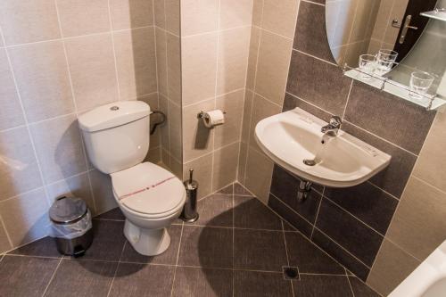 Foto del baño de Amaris Hotel