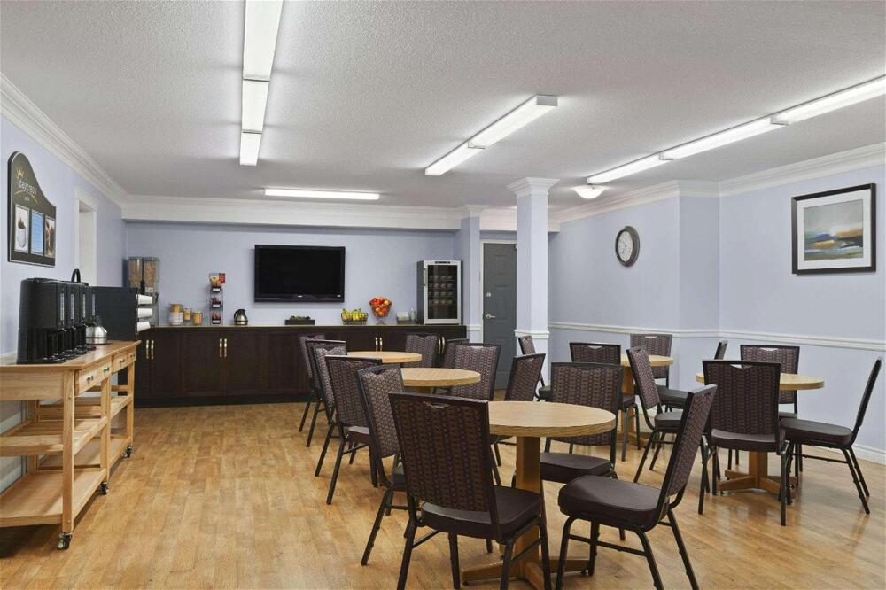Foto de restauración de Hotel Days Inn by Wyndham Kelowna