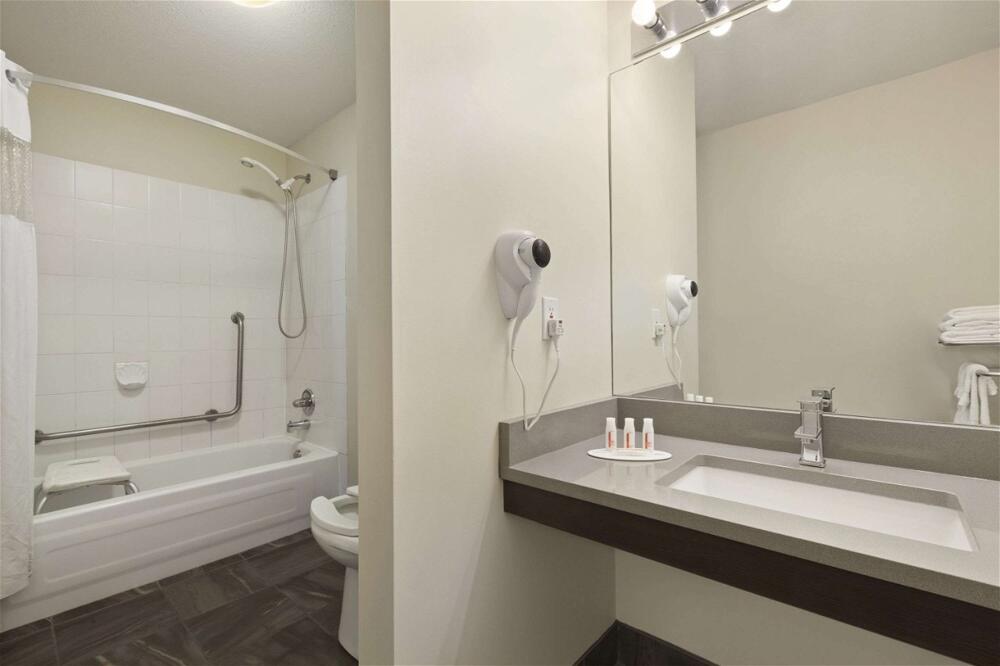 Foto del baño de Hotel Days Inn by Wyndham Kelowna