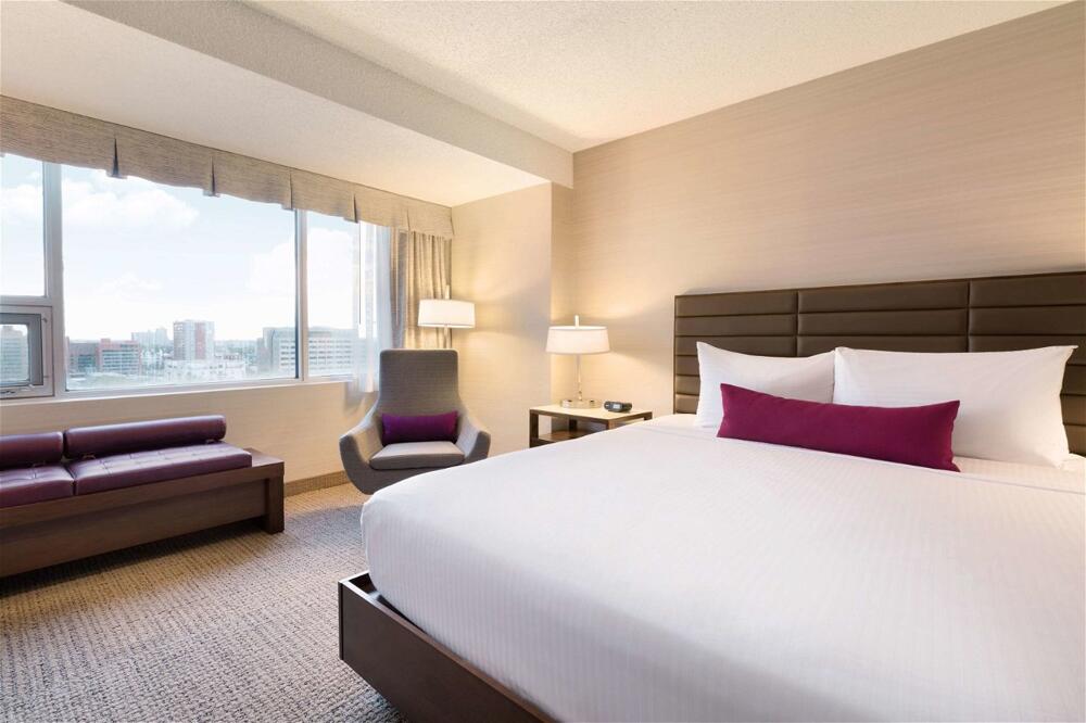 Foto de una habitación de Coast Edmonton Plaza Hotel by APA