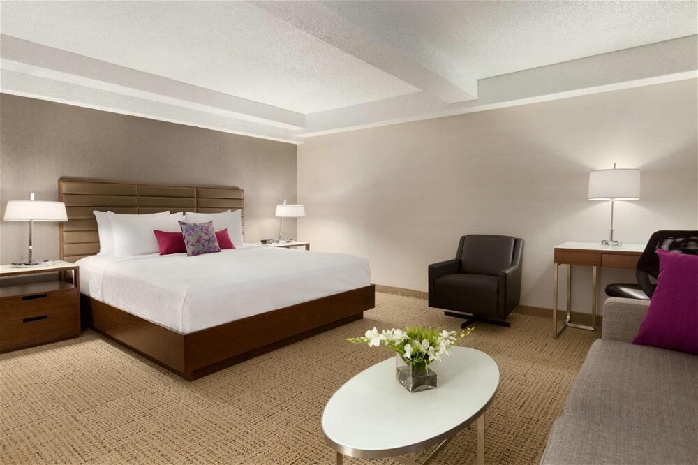 Foto de una habitación de Coast Edmonton Plaza Hotel by APA