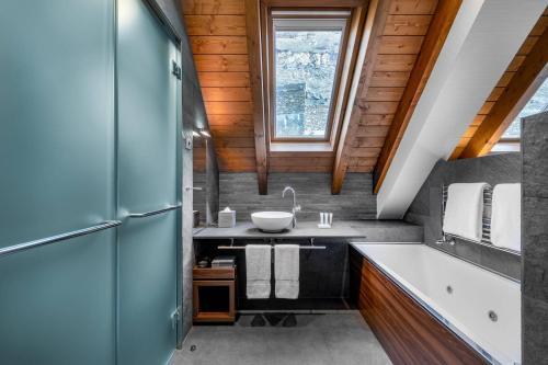 Foto del baño de Hotel AC Baqueira Ski Resort, Autograph Collection