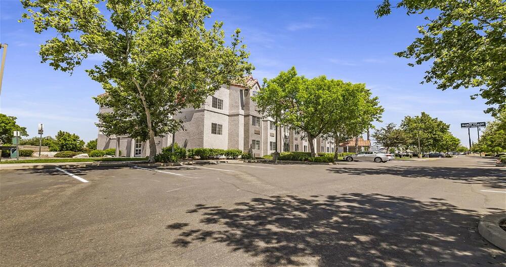 Foto del exterior de SureStay Plus Hotel by Best Western Rocklin
