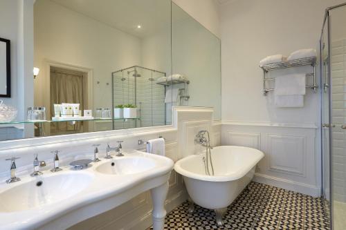 Foto del baño de Château Hôtel Grand Barrail