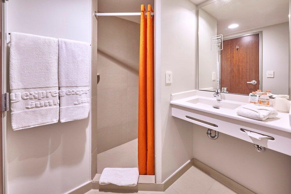 Foto del baño de Hotel City Express Junior Puebla FINSA