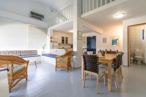Foto de restauración de Aparthotel Govino Bay