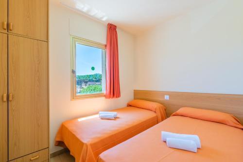 Foto de una habitación de Apartamentos Rentalmar Pins Marina