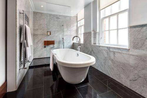 Foto del baño de The May Fair, A Radisson Collection Hotel, Mayfair London
