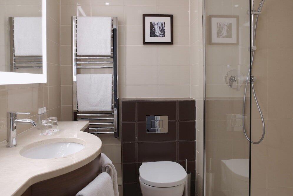 Foto del baño de Paris Marriott Opera Ambassador Hotel