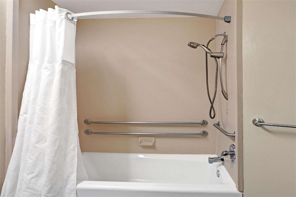 Foto del baño de Hotel Ramada Limited and Suites San Francisco Airport