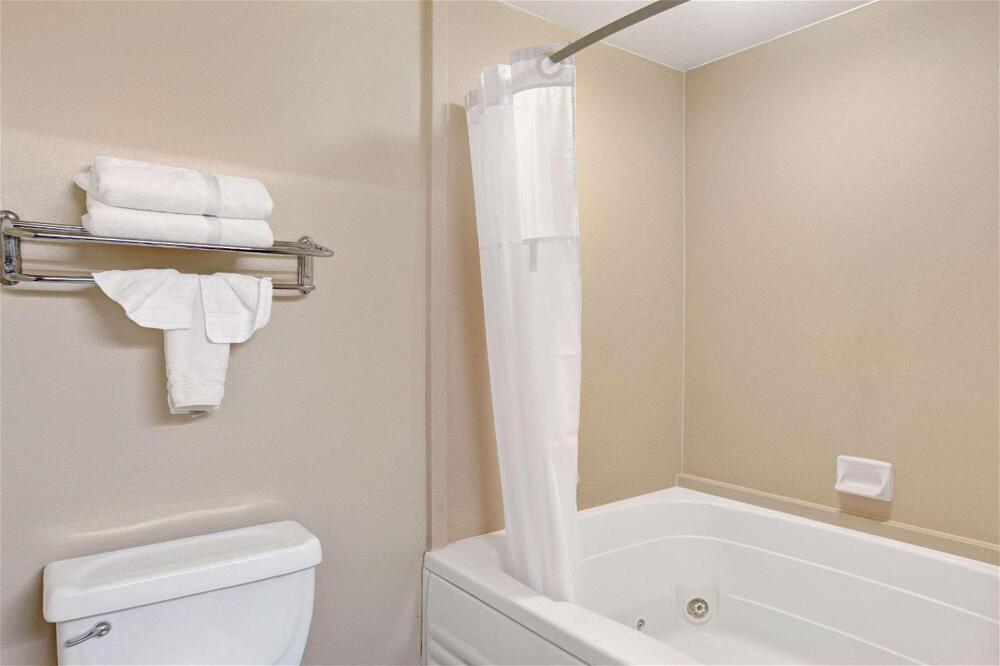 Foto del baño de Hotel Ramada Limited and Suites San Francisco Airport