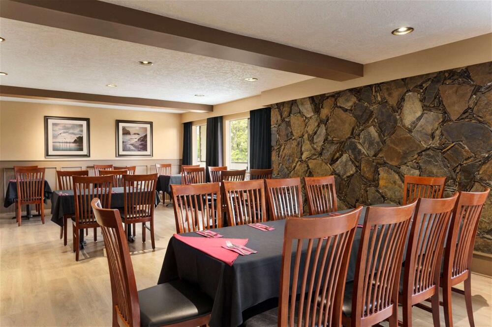 Foto de restauración de Hotel Days Inn by Wyndham Victoria Uptown