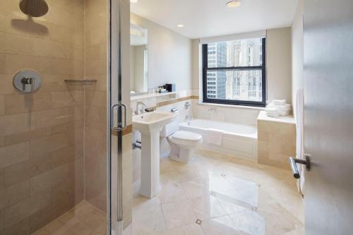 Foto del baño de InterContinental Chicago Magnificent Mile, an IHG Hotel