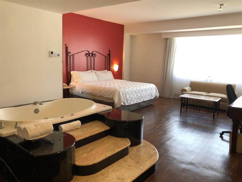 Foto de una habitación de Holiday Inn Hotel &amp;amp; Suites Centro Historico, an IHG Hotel