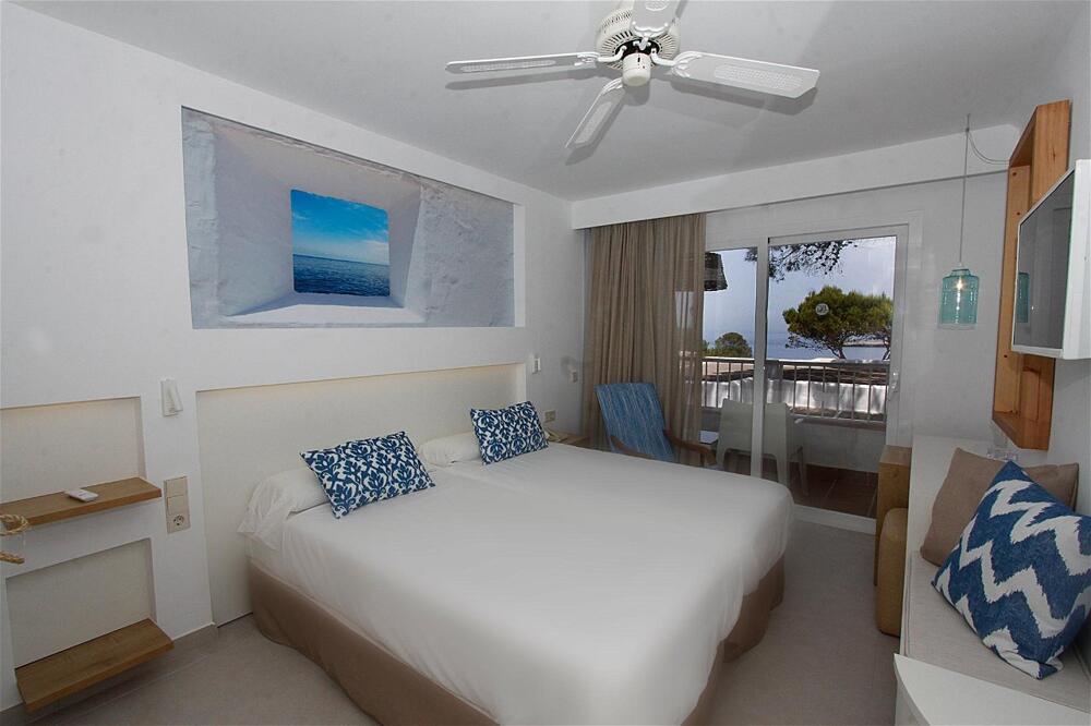 Foto de una habitación de Portinatx Beach Club Hotel
