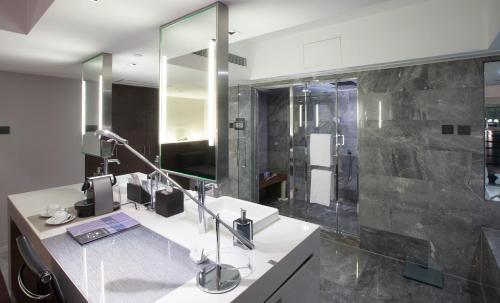 Foto del baño de Hotel The Mira Hong Kong