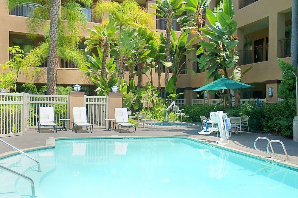 Foto de los servicios de Hotel Ramada Suites by Wyndham San Diego