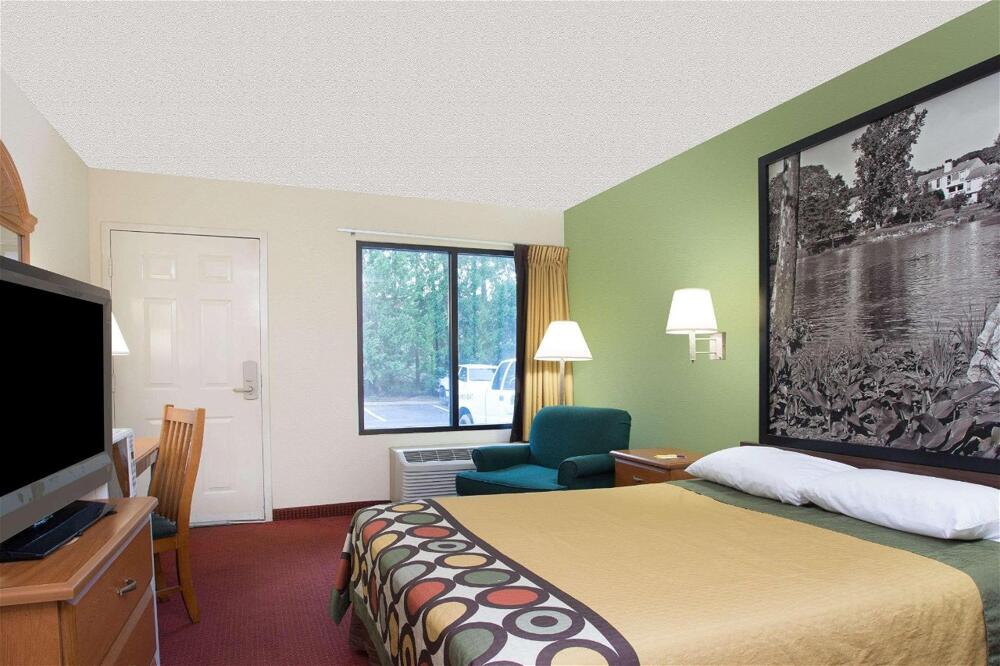 Foto de una habitación de Hotel Super 8 by Wyndham Lavonia