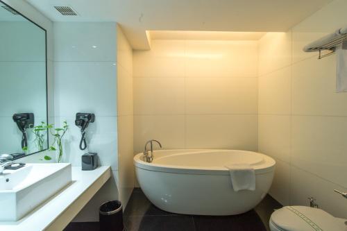 Foto del baño de Merlynn Park Hotel