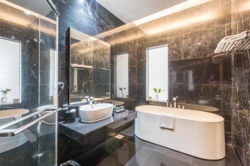 Foto del baño de Merlynn Park Hotel