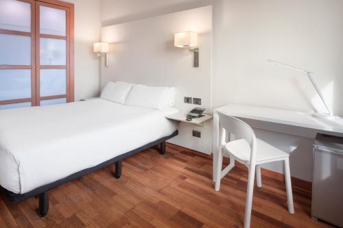 Foto de una habitación de B&amp;amp;B HOTEL Granada Estación