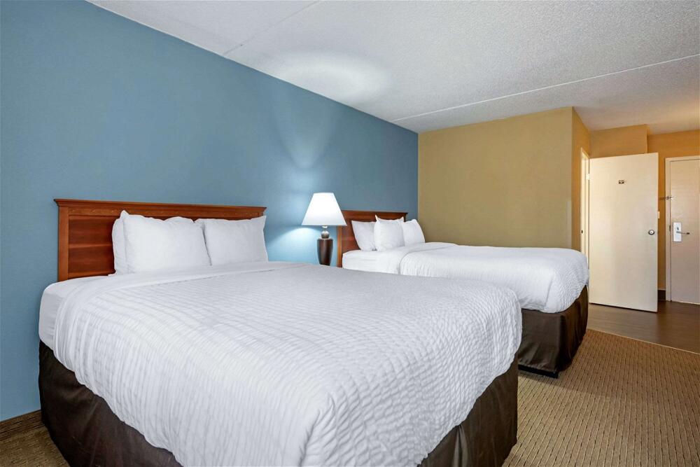 Foto de una habitación de Clarion Hotel Conference Center - North