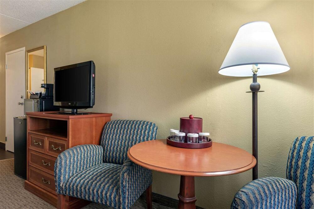 Foto de una habitación de Clarion Hotel Conference Center - North