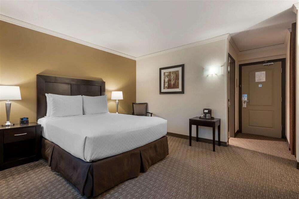 Foto de una habitación de Hotel Best Western Plus Baker Street Inn &amp;amp; Convention Centre