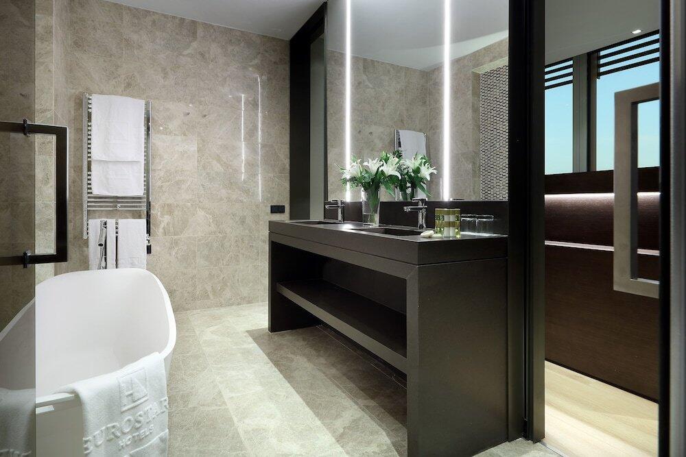 Foto del baño de Eurostars Torre Sevilla