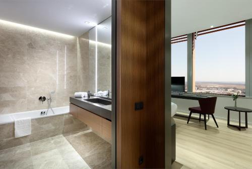 Foto del baño de Eurostars Torre Sevilla