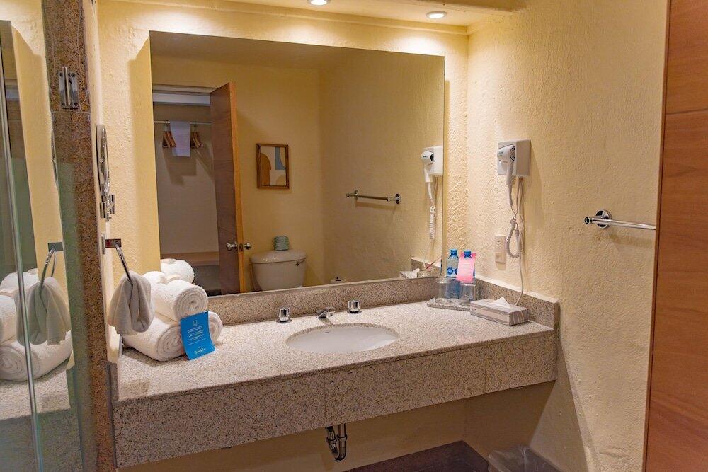 Foto del baño de Hotel Friendly Fun Vallarta Different Experiences