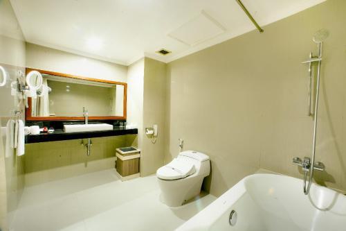 Foto del baño de Hotel Grand Inna Tunjungan