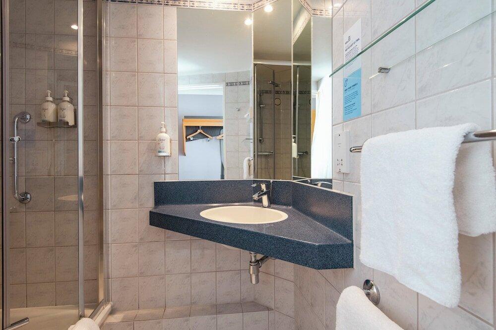 Foto del baño de Holiday Inn Express - Glasgow - City Ctr Riverside, an IHG Hotel