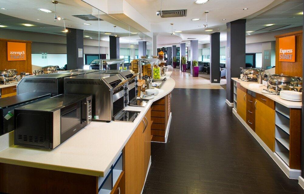 Foto de restauración de Holiday Inn Express - Glasgow - City Ctr Riverside, an IHG Hotel