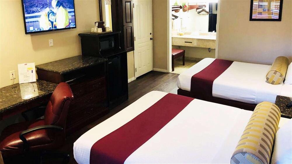 Foto de una habitación de Dynasty Suites Hotel