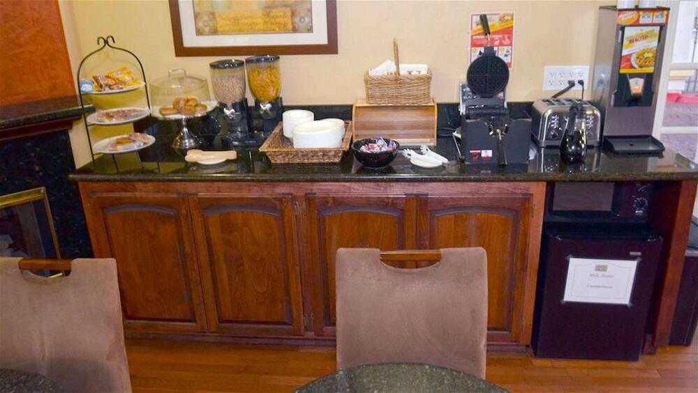 Foto de restauración de Dynasty Suites Hotel